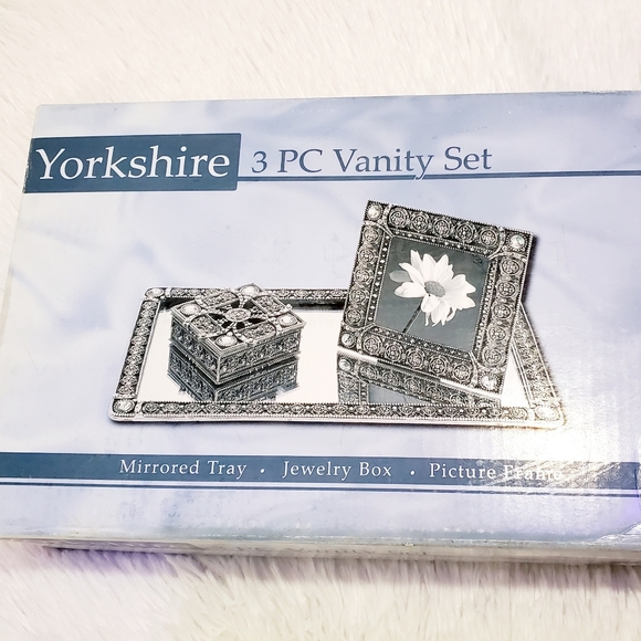 Yorkshire 3 piece vanity set with box - Picture 14 of 14